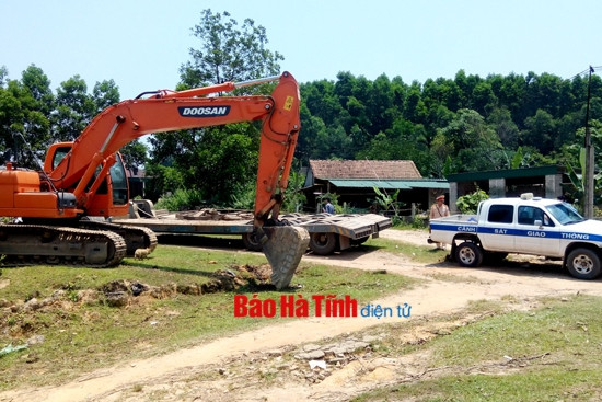 Tài xế xe BKS 73C.021.48 cho hạ 2 chiếc máy xúc, ủi để đối phó với lực lượng chức năng