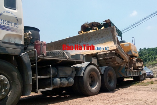 Chở quá tải, tài xế đóng cửa xe đối phó với lực lượng chức năng ảnh 3