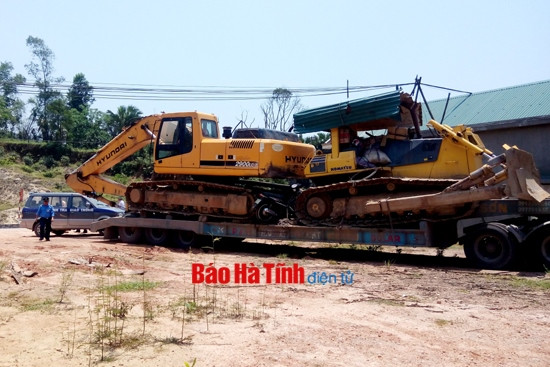 Chở quá tải, tài xế đóng cửa xe đối phó với lực lượng chức năng ảnh 1