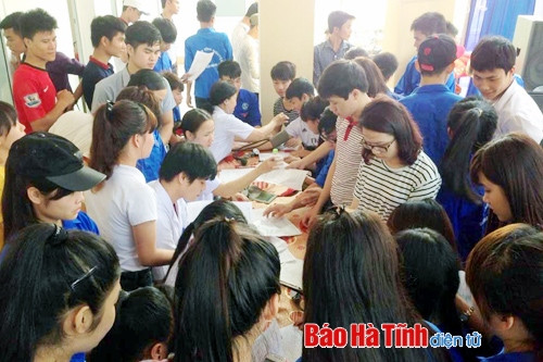 Sinh viên Đại học Hà Tĩnh hiến 145 đơn vị máu trong ngày hội tháng 4 ảnh 1