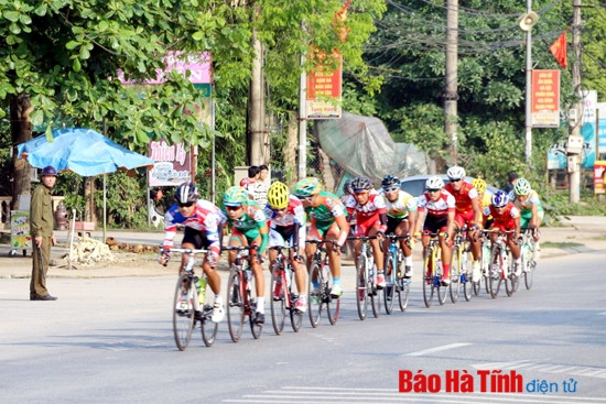 Các cua rơ bắt đầu bứt tốp khi qua địa bàn TP. Hà Tĩnh