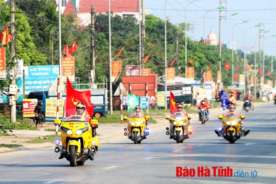 Đội hình mô tô dẫn đường đoàn đua