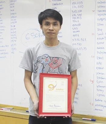 Vũ nhận giấy chứng nhận xác lập kỷ lục về trí nhớ của Sách Kỷ lục Thái Lan. Ảnh: Thailand book of records