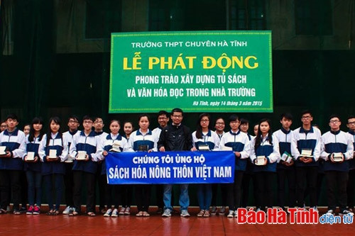 Tặng sách cho học sinh Trường THPT Chuyên Hà Tĩnh. Tặng sách cho học sinh Trường THPT Chuyên Hà Tĩnh.