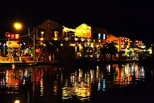 Hội An lung linh nhất về đêm, khi dọc bờ sông phản chiếu ánh đèn lấp lánh hắt xuống từ những ngôi nhà cổ.
