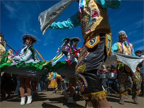 Peru: Bầu trời xanh biếc khiến những bộ trang phục rực rỡ ở lễ hội Quyllur Rit’i càng trở nên nổi bật.