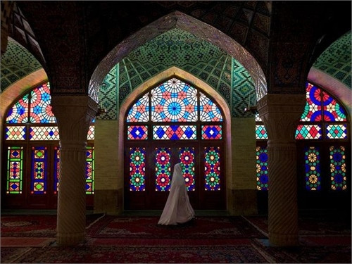 Iran: Tại Shiraz, nhà thờ Hồi giáo Nasir với các cửa sổ kính màu lộng lẫy là một trong những điểm dừng chân không thể bỏ qua.