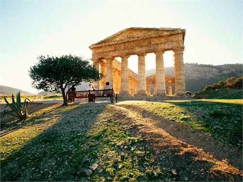 Sicily: Một ngôi đền ở Segesta, kỳ quan địa chất của Sicily, hấp dẫn du khách nhờ kiến trúc độc đáo và lịch sử lâu đời.