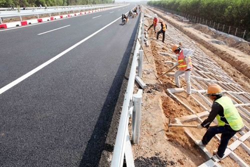 Thi công đường cao tốc TP Hồ Chí Minh - Long Thành - Dầu Giây. Ảnh: Mạnh Linh
