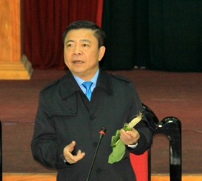 Chủ tịch UBND tỉnh Võ Kim Cự đưa dẫn chứng tại hội nghị về việc áp dụng tiến bộ KHKT thành công trong trồng rau cải trên đất cát bạc màu ven biển. Chủ tịch UBND tỉnh Võ Kim Cự đưa dẫn chứng tại hội nghị về việc áp dụng tiến bộ KHKT thành công trong trồng rau cải trên đất cát bạc màu ven biển.