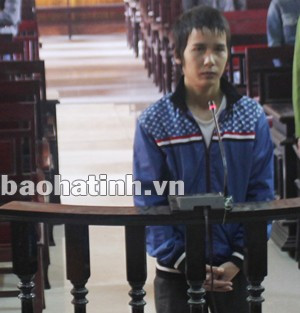 Bị cáo Nguyễn Tiến Dũng trước vành móng ngựa. Bị cáo Nguyễn Tiến Dũng trước vành móng ngựa.