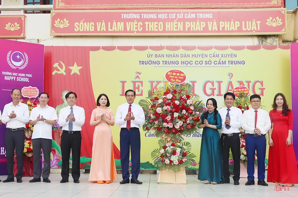 Lãnh đạo Hà Tĩnh chung vui ngày khai giảng năm học mới với giáo viên, học sinh các trường
