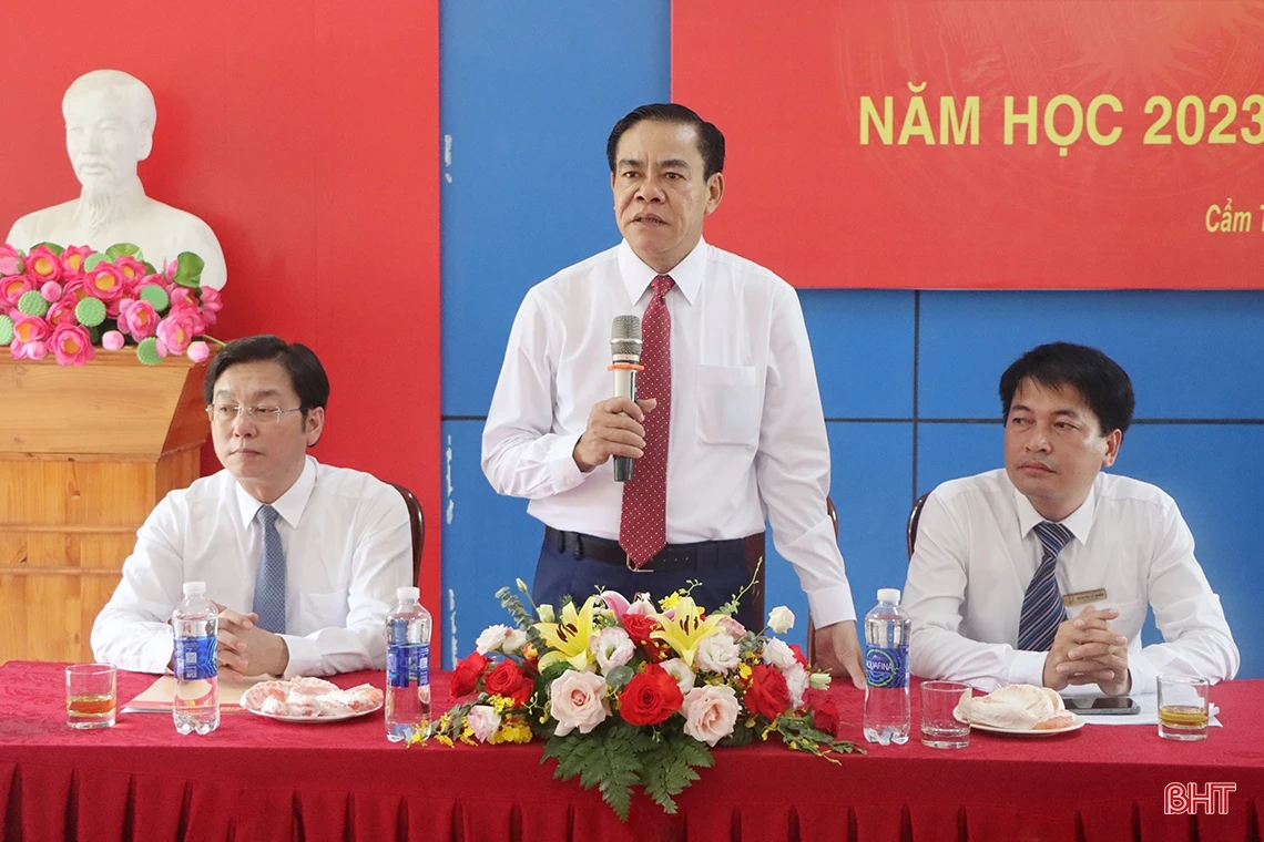 Lãnh đạo Hà Tĩnh chung vui ngày khai giảng năm học mới với giáo viên, học sinh các trường