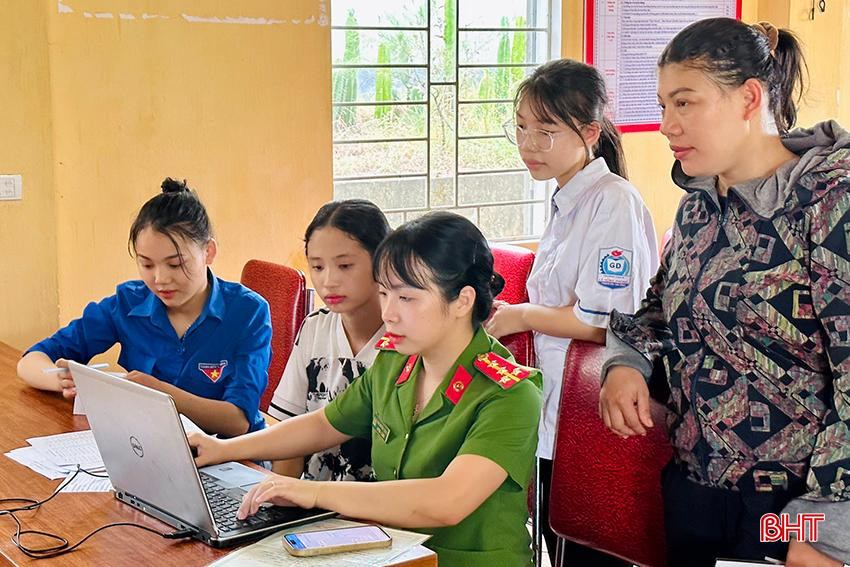 Đoàn viên, thanh niên xã Thạch Khê (Thạch Hà) tích cực hỗ trợ Công an xã triển khai cao điểm thi hành Luật Căn cước. thach khe.jpg