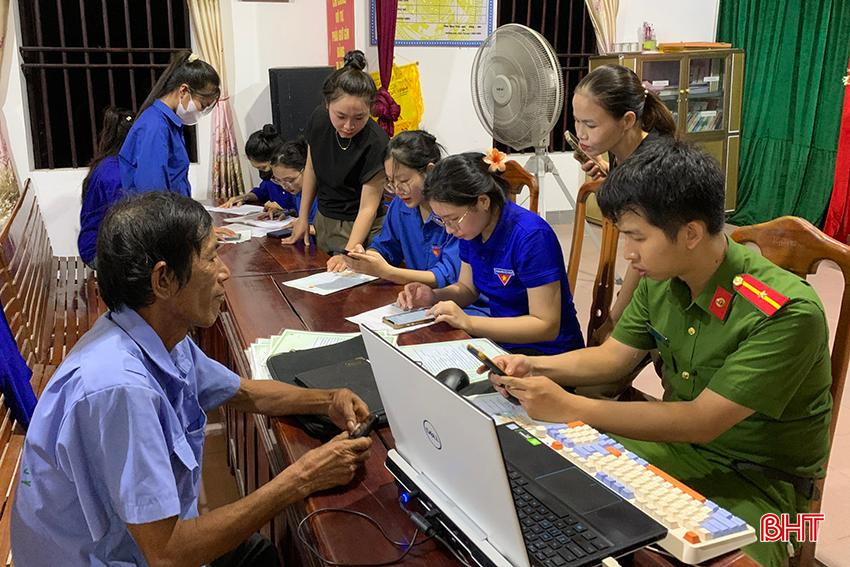 ĐVTN và Công an xã An Dũng (Đức Thọ) tranh thủ buổi tối để nhận hồ sơ căn cước, thực hiện dịch vụ công trực tuyến... xã an dũng - ĐT tối.jpg