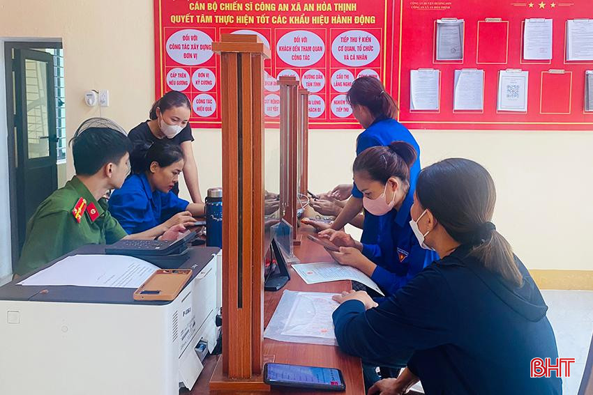 Công an xã An Hòa Thịnh (Hương Sơn) cùng lực lượng ĐVNT tích cực triển khai cao điểm thi hành Luật Căn cước. z5678962960690_b0d954f466e792edb54d873a0ed7fc71.jpg