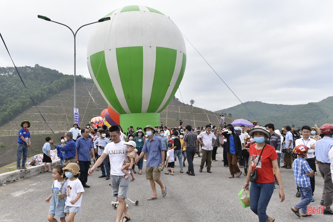 Du khách muôn phương trải nghiệm bay khinh khí cầu ở Hà Tĩnh