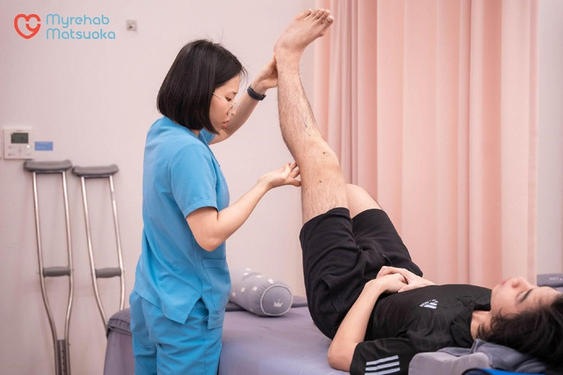 Thực hiện vận động trị liệu hỗ trợ phục hồi giãn dây chằng với sự trợ giúp của kỹ thuật viên quy-trinh-2-9241.jpg