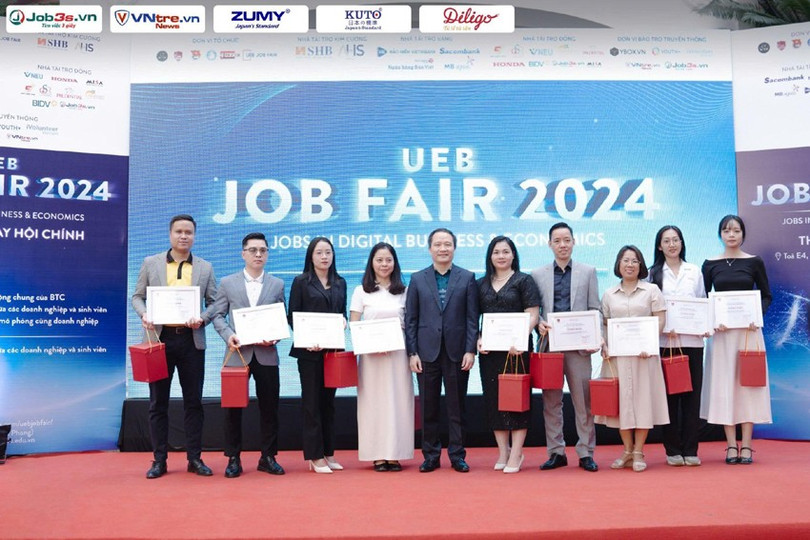 Đại diện job3s.vn tại sự kiện UEB Job Fair 2024 (người đầu tiên từ phải sang) tuyen-dung-1-5828.jpg