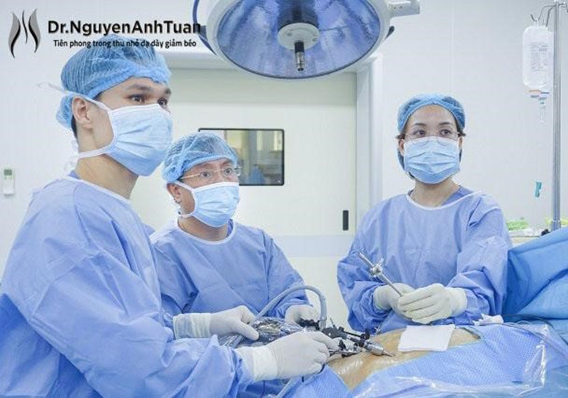 PGS.TS.BS Nguyễn Anh Tuấn cùng cộng sự thực hiện một ca phẫu thuật nội soi thu nhỏ dạ dày giảm béo thu-nho-2.jpg