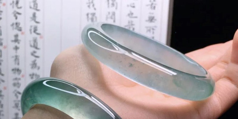 Vòng đá ngọc bích mang ý nghĩa phong thủy Vòng ngọc bích 2.jpg