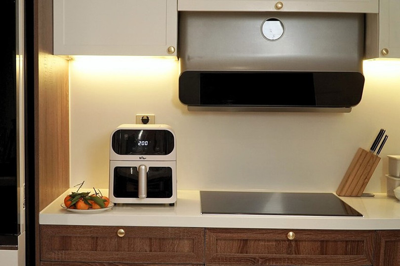 Không gian bếp hiện đại với nồi chiên không dầu Bear – sản phẩm gia dụng thông minh không chỉ mang lại những bữa ăn lành mạnh mà còn trở thành điểm nhấn tinh tế cho căn bếp. bi2.jpg