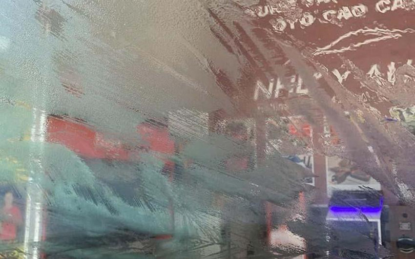 Mặt bàn kính bám keo khó xử lý khi dán phim mặt bàn kém chất lượng Dán phim 4.jpg