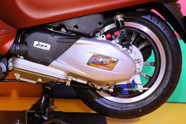 Mê mẩn Vespa Primavera bản kỷ niệm 50 năm đẹp chim sa cá lặn