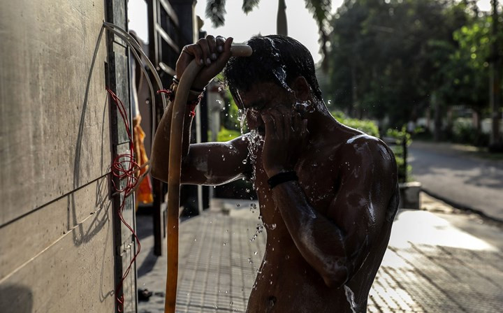 Cận cảnh công việc của các công nhân ngụp lặn trong ống thải ở Ấn Độ