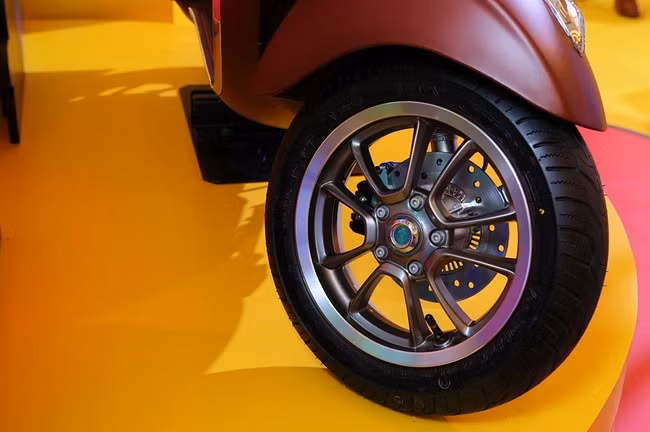 Mê mẩn Vespa Primavera bản kỷ niệm 50 năm đẹp chim sa cá lặn