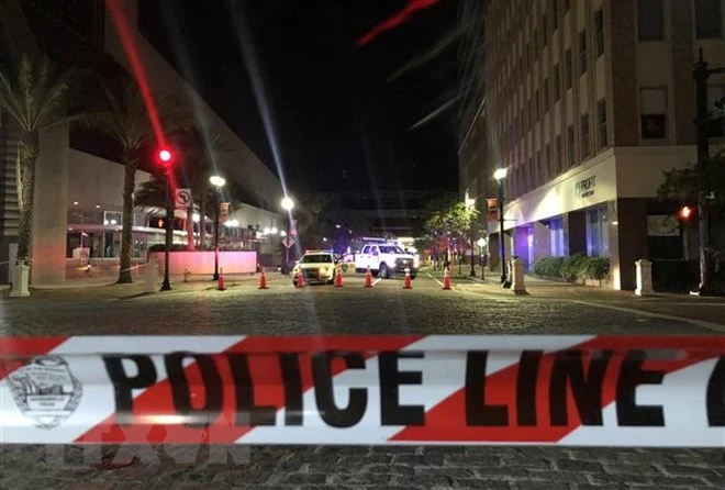 Thế giới ngày qua: Bưu kiện chứa bom gửi tới Nhà Trắng và cựu Tổng thống Obama, Clinton