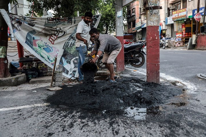 Cận cảnh công việc của các công nhân ngụp lặn trong ống thải ở Ấn Độ