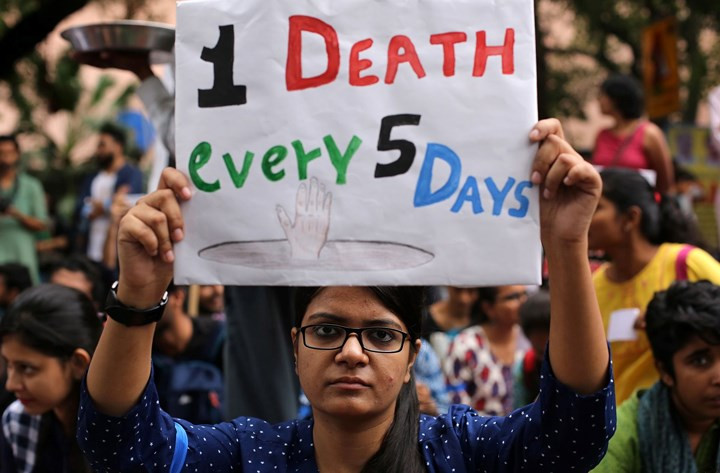 Cận cảnh công việc của các công nhân ngụp lặn trong ống thải ở Ấn Độ