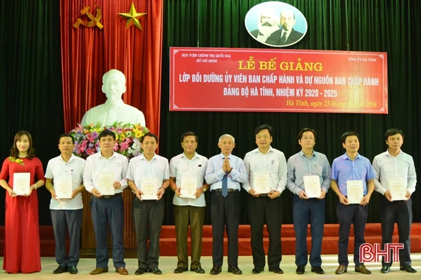 Bế giảng lớp bồi dưỡng ủy viên và dự nguồn BCH Đảng bộ Hà Tĩnh