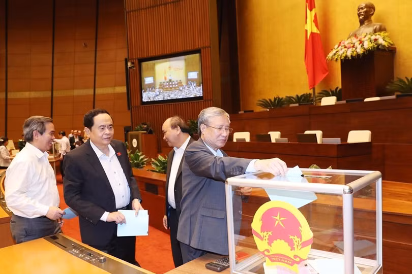 Hình ảnh đại biểu lấy phiếu tín nhiệm đối với 48 chức danh