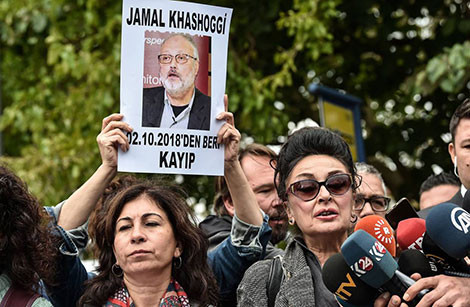 Bạn bè, người thân của nhà báo Jamal Khashoggi biểu tình trước Tổng Lãnh sự quán Saudi Arabia ở Istanbul. Chết trong cạm bẫy