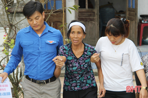 Các nhà hảo tâm hỗ trợ hộ nghèo ở Xuân Thành