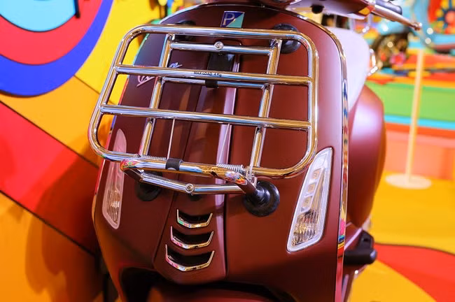 Mê mẩn Vespa Primavera bản kỷ niệm 50 năm đẹp chim sa cá lặn