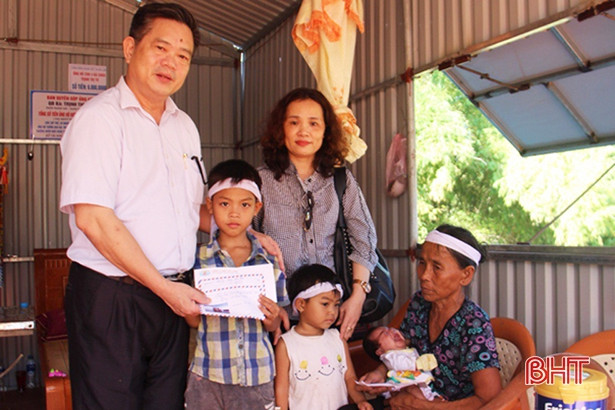 Hiệp hội Doanh nghiệp Hà Tĩnh tặng quà gia đình khó khăn