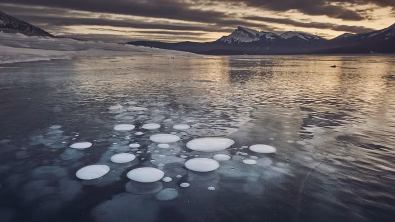 Hồ bong bóng băng kỳ lạ ở Canada
