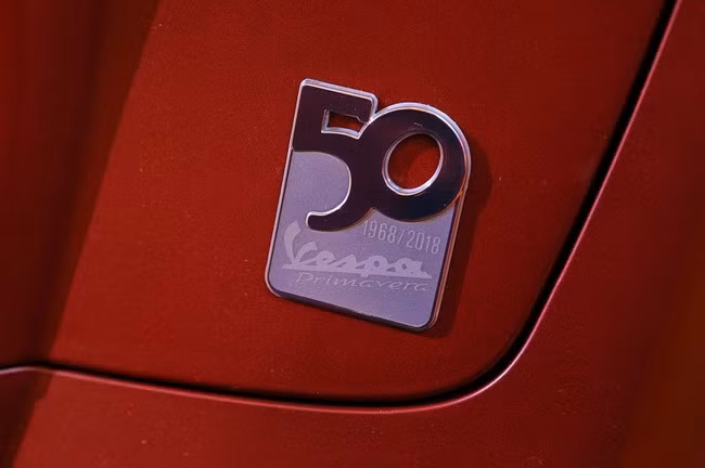 Mê mẩn Vespa Primavera bản kỷ niệm 50 năm đẹp chim sa cá lặn