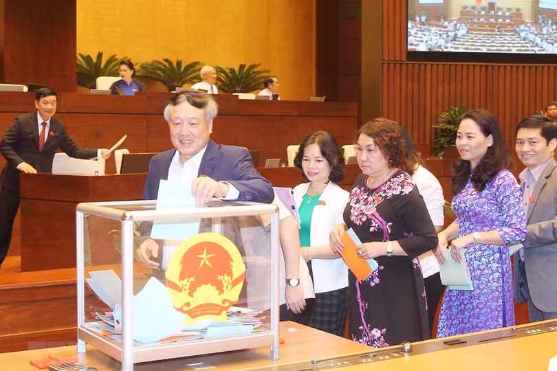 Hình ảnh đại biểu lấy phiếu tín nhiệm đối với 48 chức danh