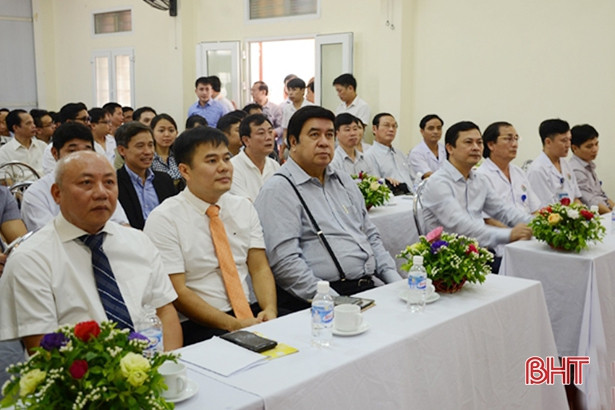 GS-TS đầu ngành phẫu thuật có sử dụng robot tại BVĐK Hà Tĩnh