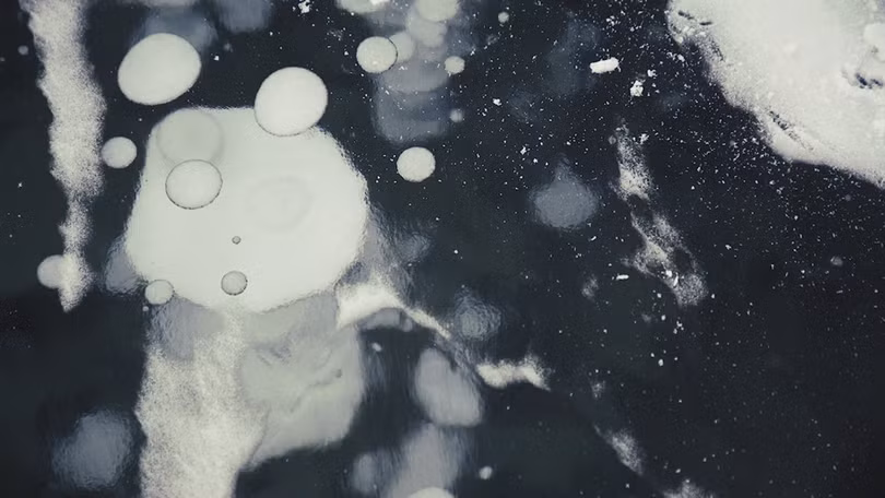 Hồ bong bóng băng kỳ lạ ở Canada