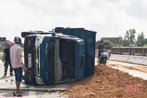 Tài xế mất lái, xe ben chở đất “chỏng vó” trên cầu