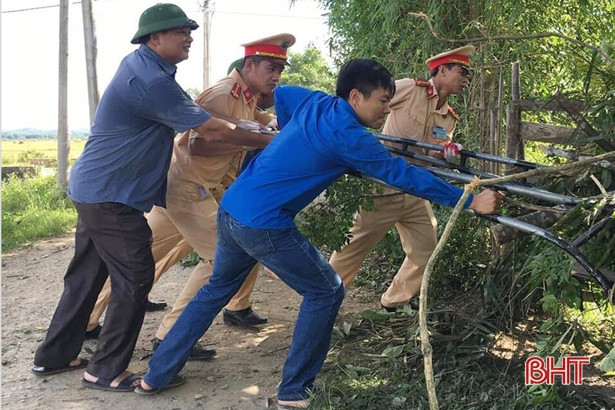 Tuổi trẻ Phòng CSGT Công an Hà Tĩnh chung tay “Thắp sáng làng quê”