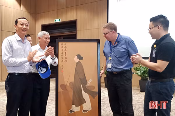 Bế giảng lớp bồi dưỡng ủy viên và dự nguồn BCH Đảng bộ Hà Tĩnh