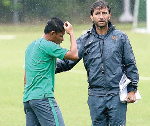 Indonesia bất ngờ chia tay HLV Milla trước thềm AFF Cup