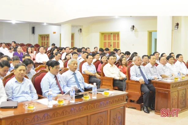 Bế giảng lớp bồi dưỡng ủy viên và dự nguồn BCH Đảng bộ Hà Tĩnh