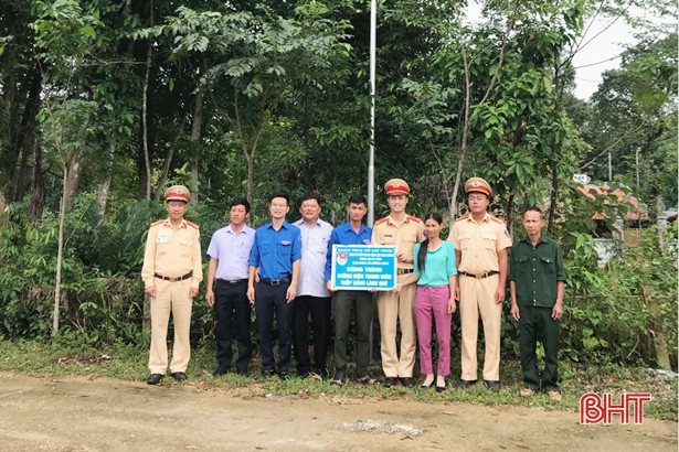 Tuổi trẻ Phòng CSGT Công an Hà Tĩnh chung tay “Thắp sáng làng quê”